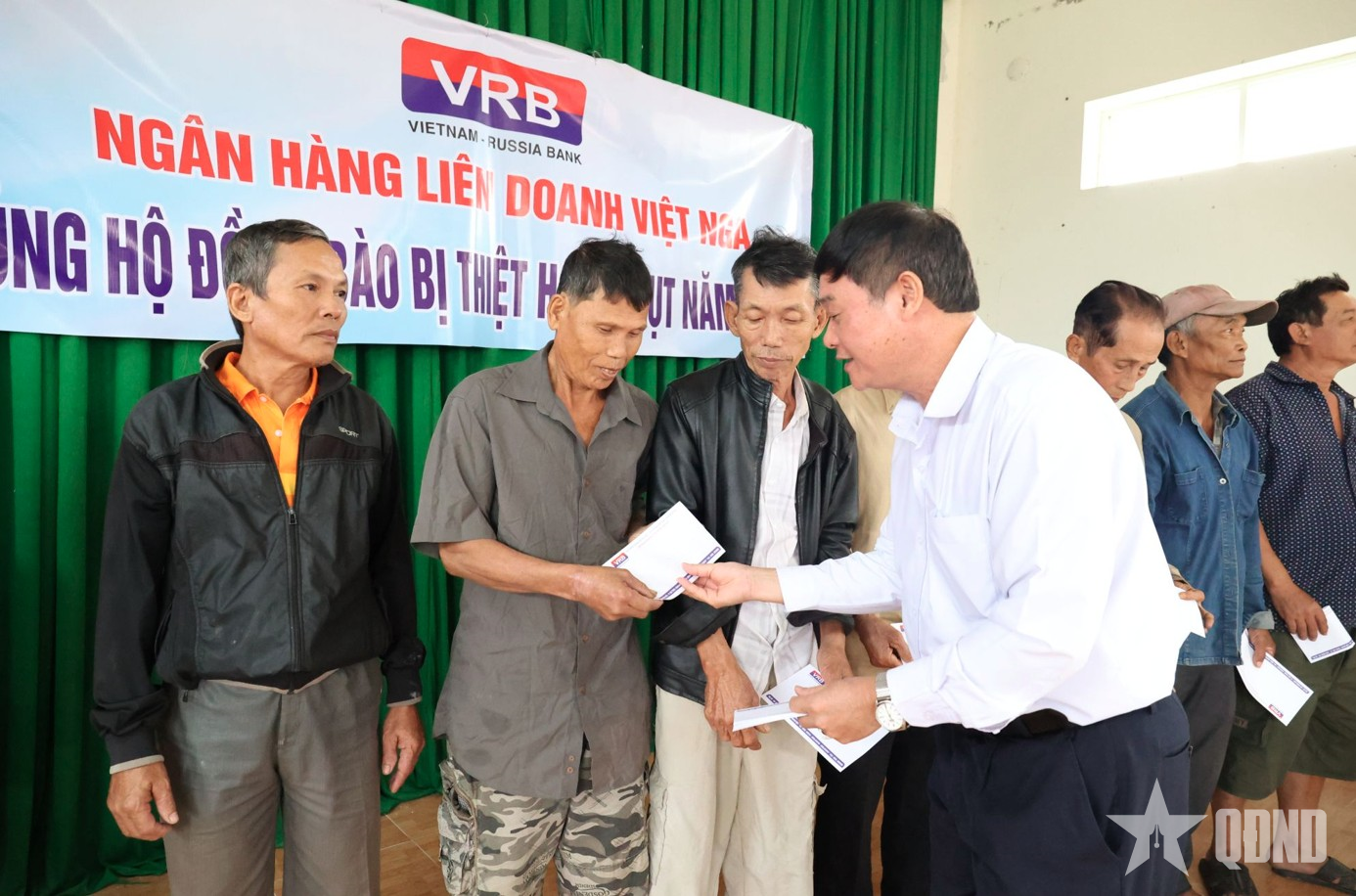 Ngân hàng Liên doanh Việt - Nga (VRB) trao 80 suất quà tặng đồng bào lũ lụt tỉnh Đắk Lắk